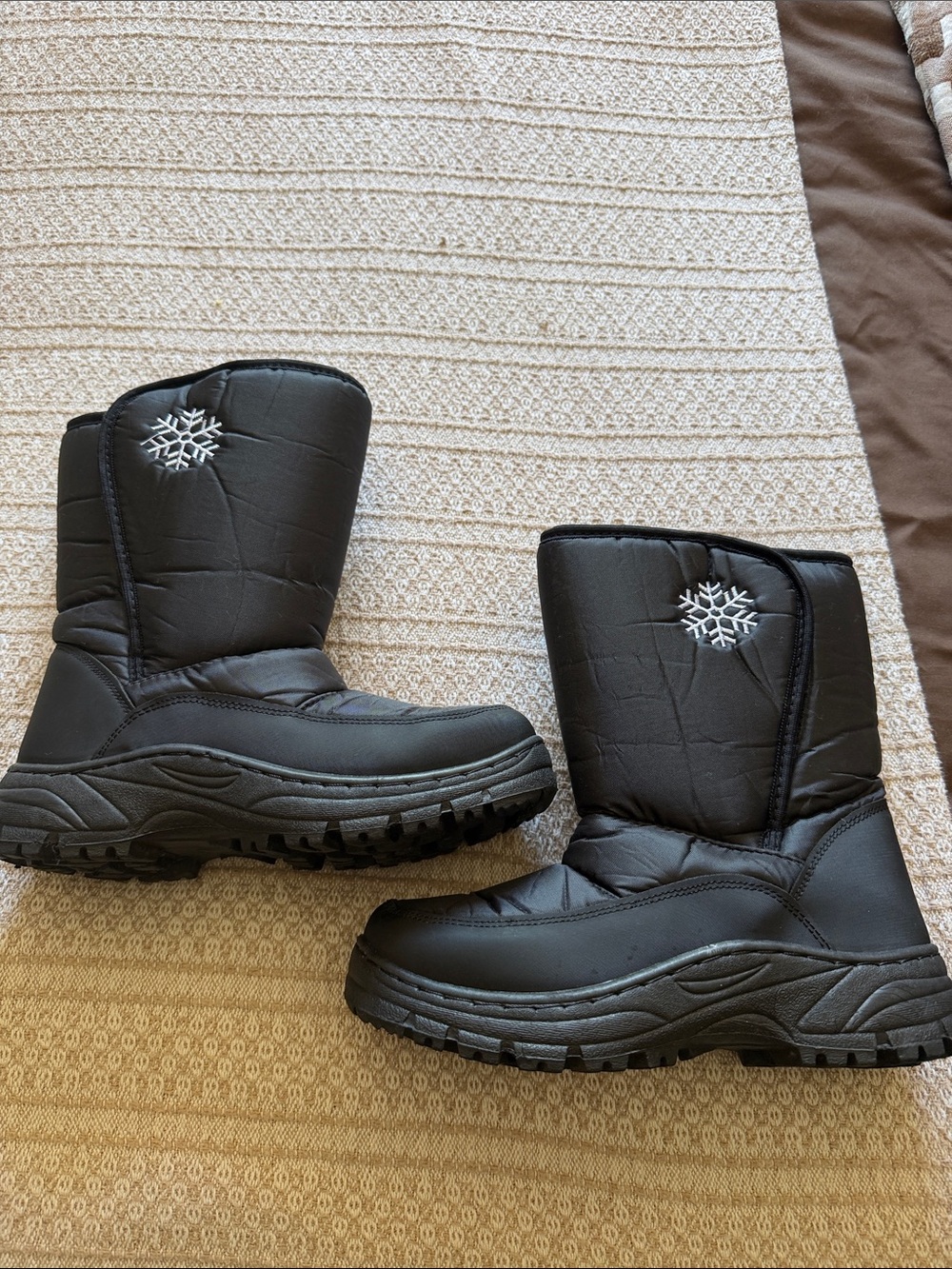 Women’s Black Winter Snow Boots with Snowflake Detail